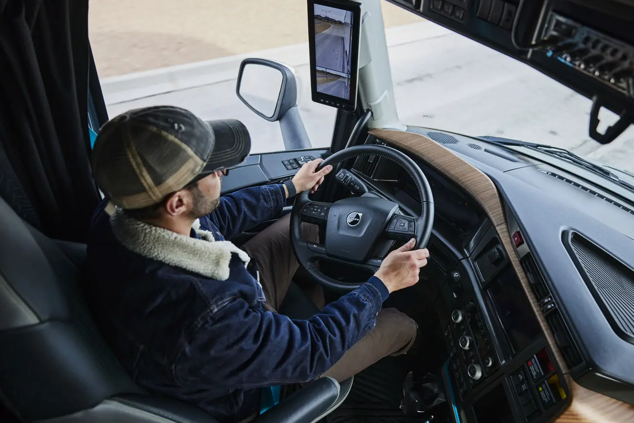 نمای داخلی کابین کامیون جدید ولوو (Volvo) VNX با راننده پشت فرمان