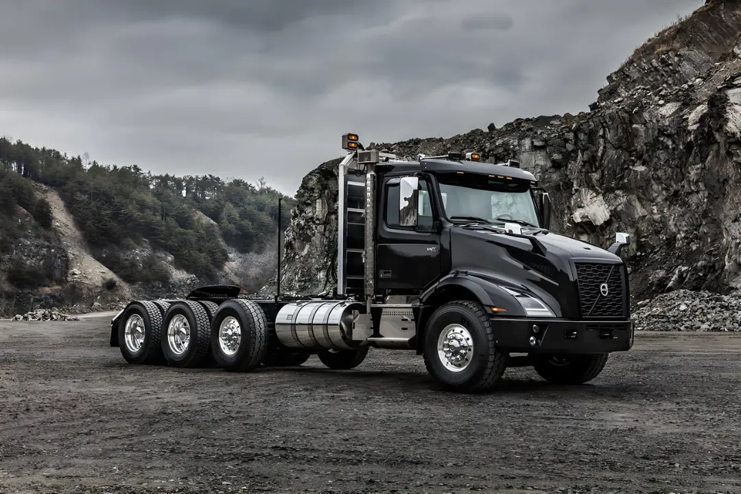 کامیون ولوو (Volvo) مدل VNX در یک محیط معدنی و آفرود