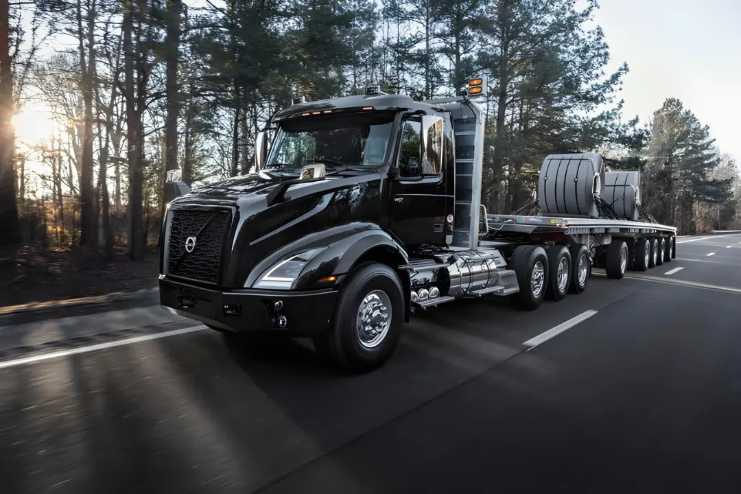 کامیون ولوو (Volvo) مدل VNX در حال حرکت در جاده با تریلر سنگین