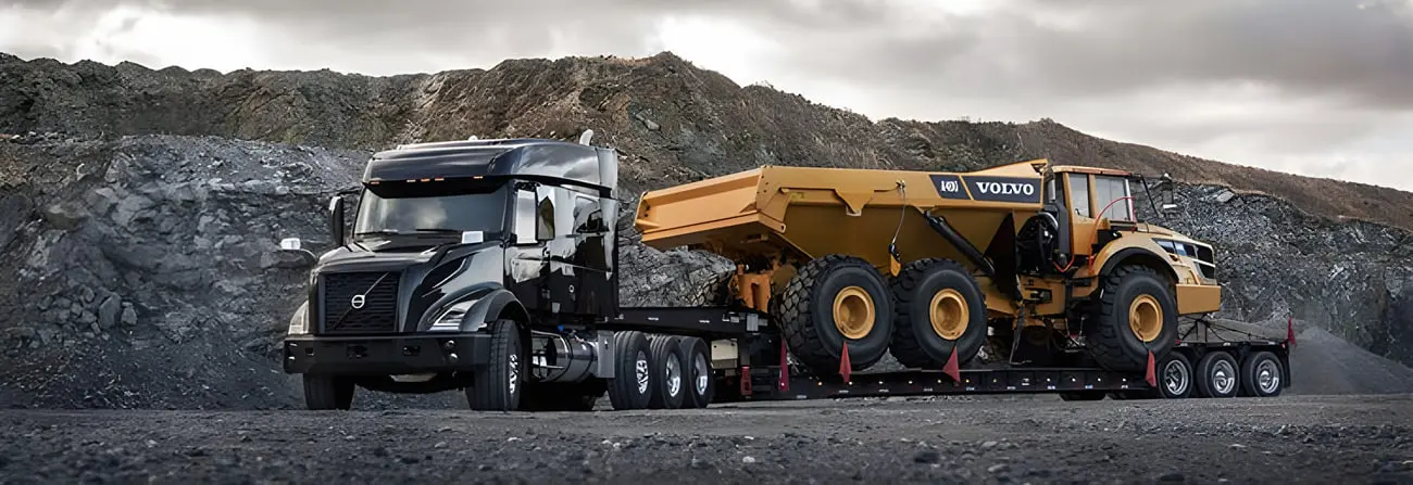 کامیون ولوو (Volvo) VNX مدل جدید در کنار یک دامپتراک زرد رنگ
