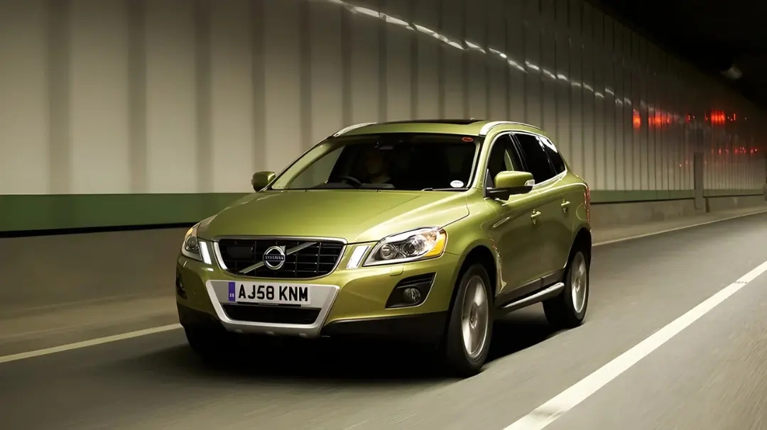 خودرو ولوو (Volvo) XC60 در حال حرکت در تونل