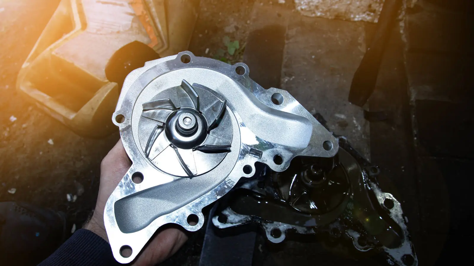 واترپمپ (Water Pump) جدید خودرو در کنار قطعات موتور