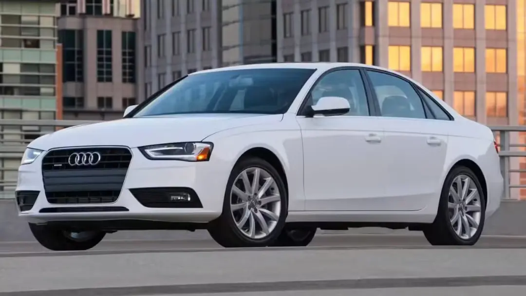 خودرو سفید آئودی (Audi) A4 مدل سال در فضای شهری