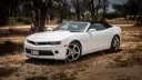خودرو شورولت کامارو (Chevrolet Camaro) سفید با سقف کرک در ساحل کیش وارداتی پلاک منطقه آزادا