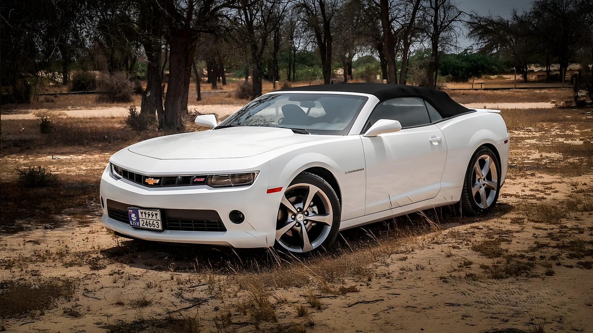 خودرو شورولت کامارو (Chevrolet Camaro) سفید با سقف کرک در ساحل کیش وارداتی پلاک منطقه آزادا