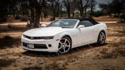 خودرو شورولت کامارو (Chevrolet Camaro) سفید با سقف کرک در ساحل کیش وارداتی پلاک منطقه آزادا
