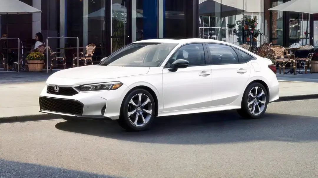 خودرو هوندا سیویک (Honda Civic) سفید رنگ در خیابان شهری