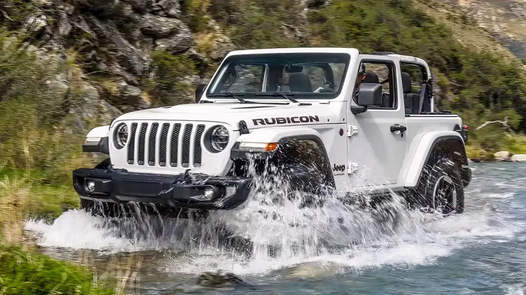 خودرو جیپ رابیکن (Jeep Rubicon) سفید در حال عبور از رودخانه