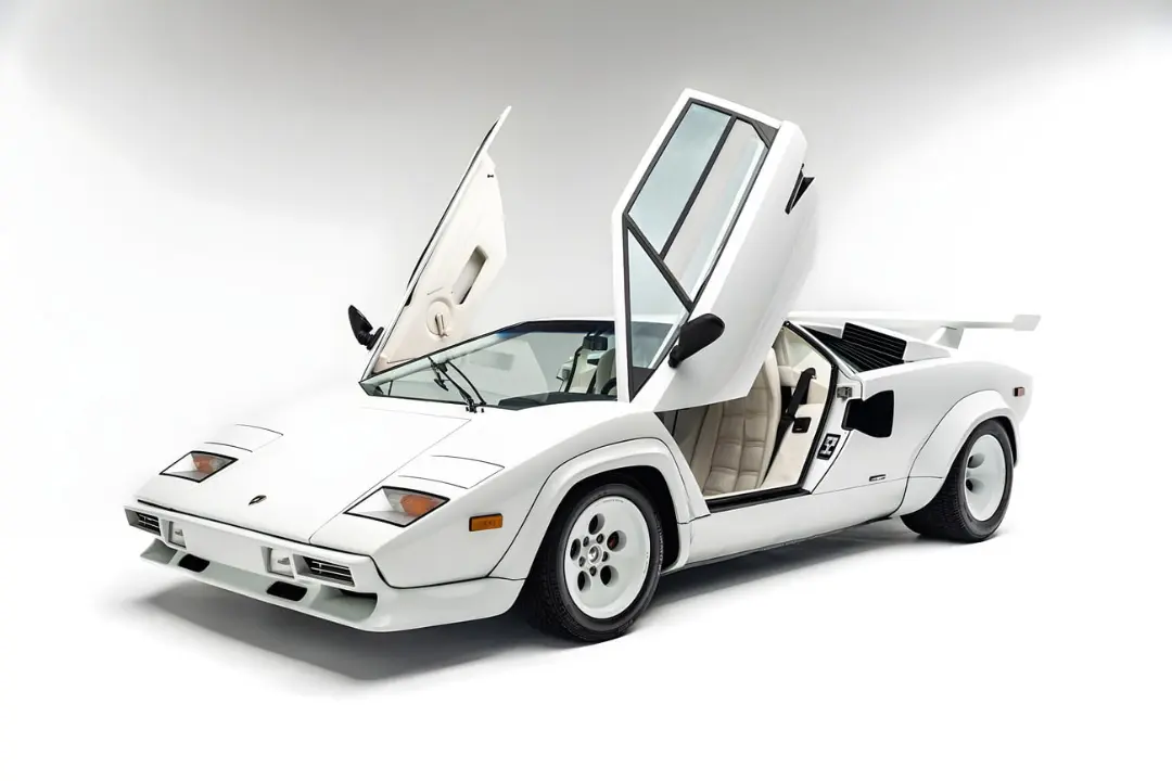 خودرو لامبورگینی کانتاش (Lamborghini Countach) سفید با درهای قیچی‌باز