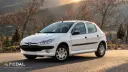 خودرو پژو ۲۰۶ (Peugeot 206) سفید در جاده‌ای کوهستانی