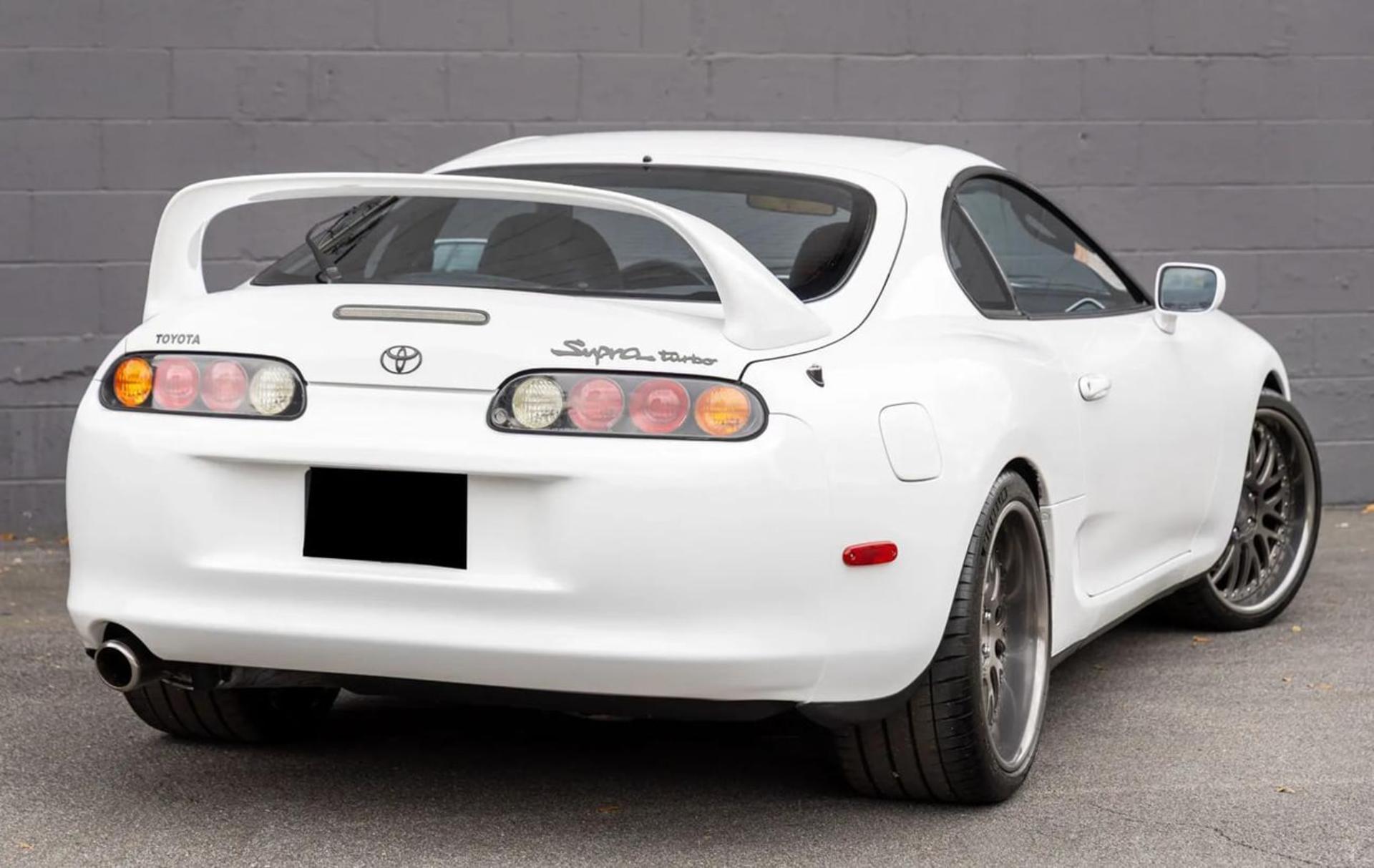 تویوتا سوپرا (Toyota Supra) سفید با بال عقب بزرگ در نمای عقب