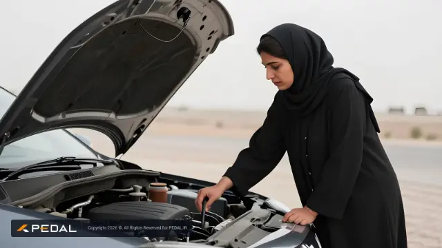 خانم راننده‌ای در حال بررسی سطح روغن موتور خودرو با استفاده از چوب مخصوص
