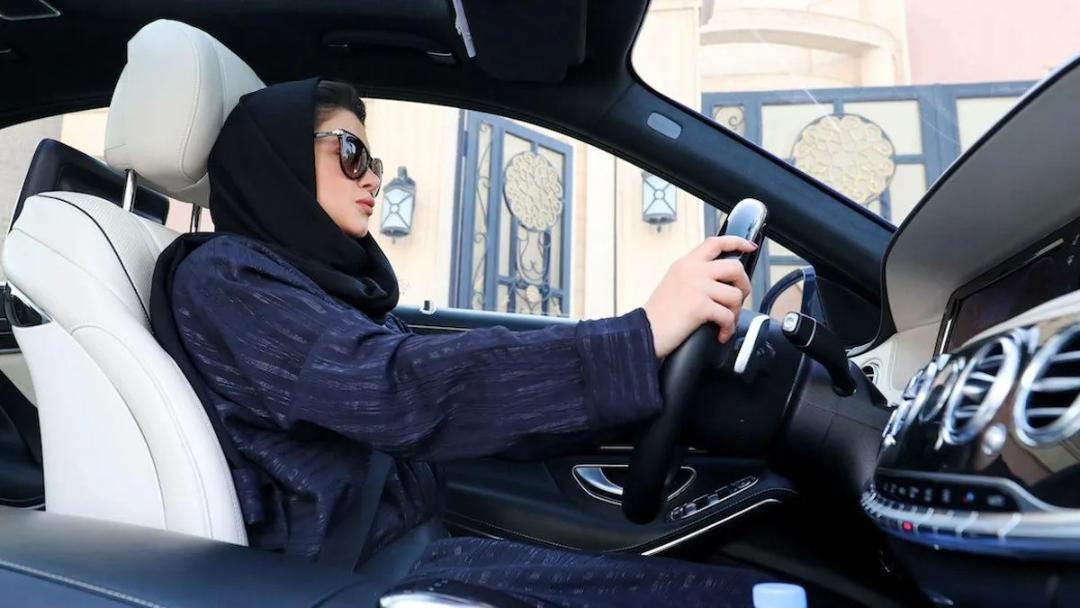 بانوی راننده تاکسی