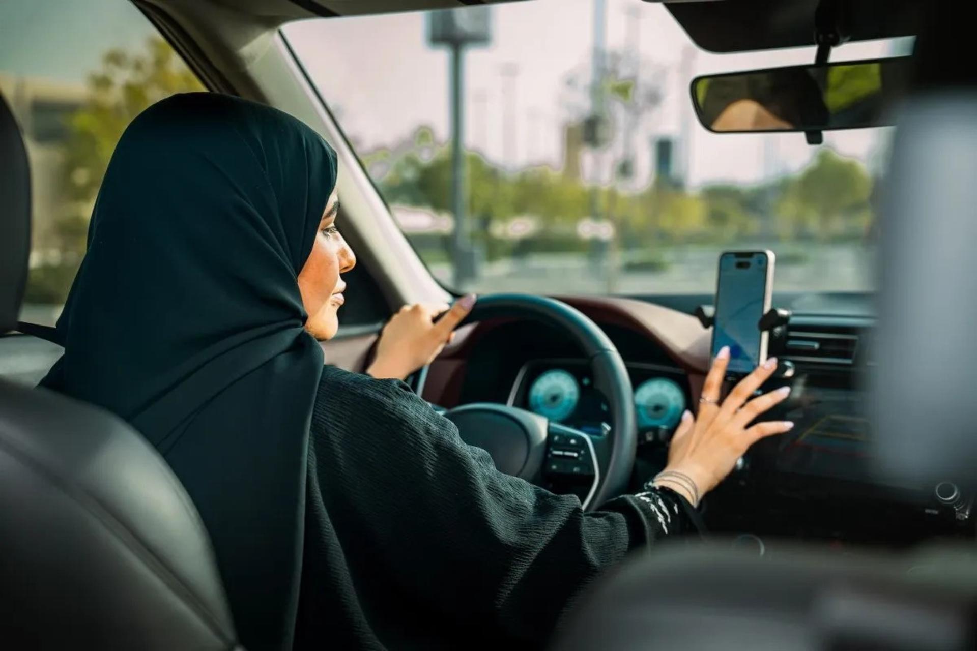 خانم راننده تاکسی اینترنتی