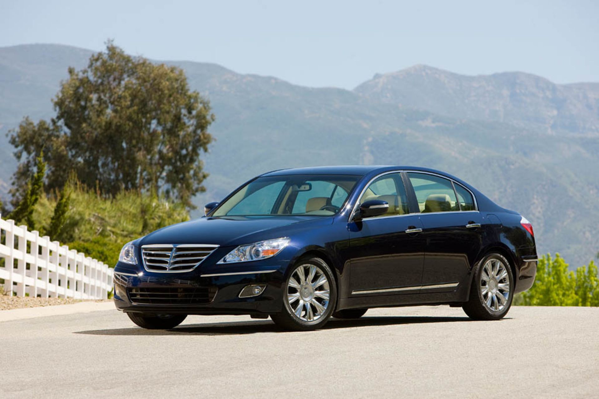 2010-hyundai-genesis-sedan-blue_