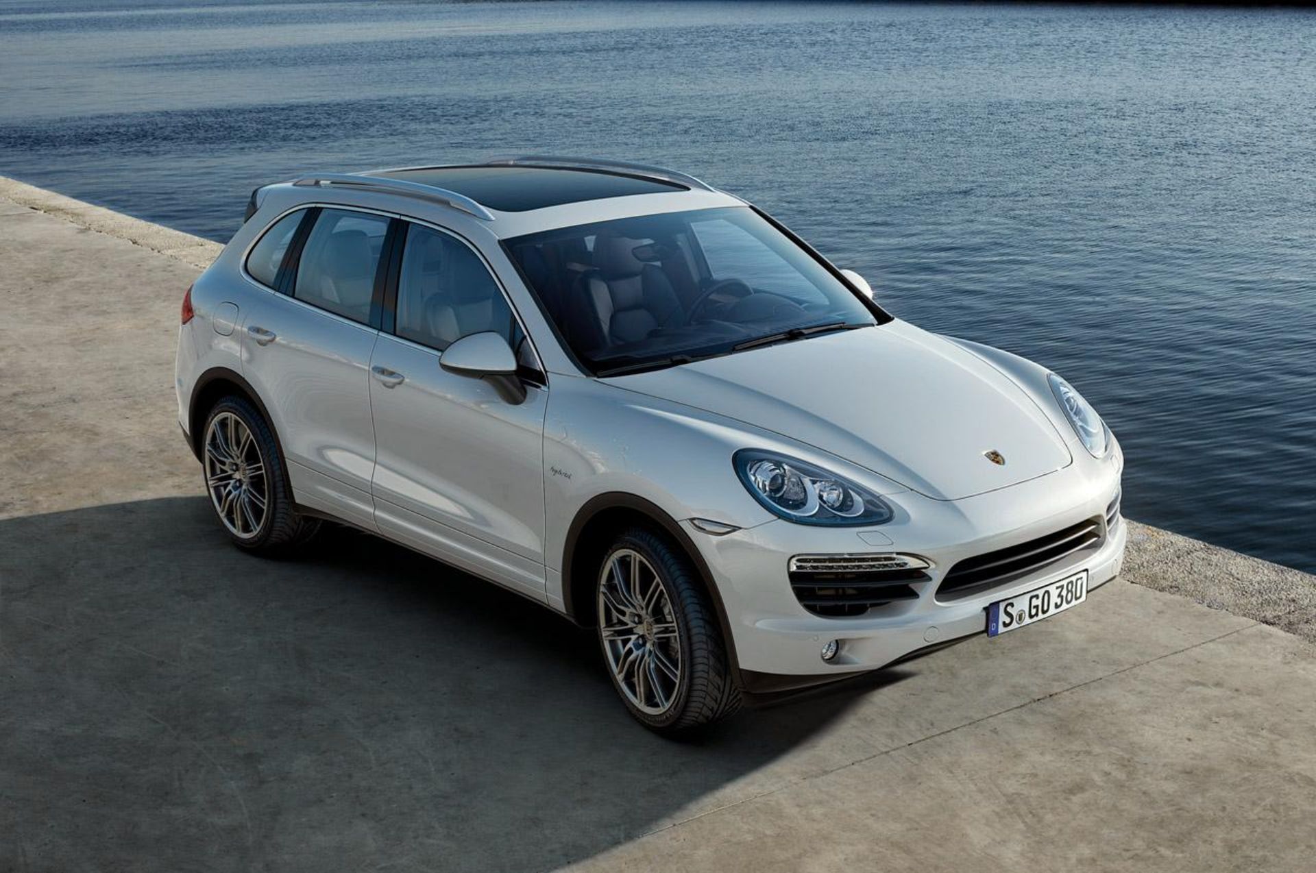 2011-Porsche-Cayenne-Image-03