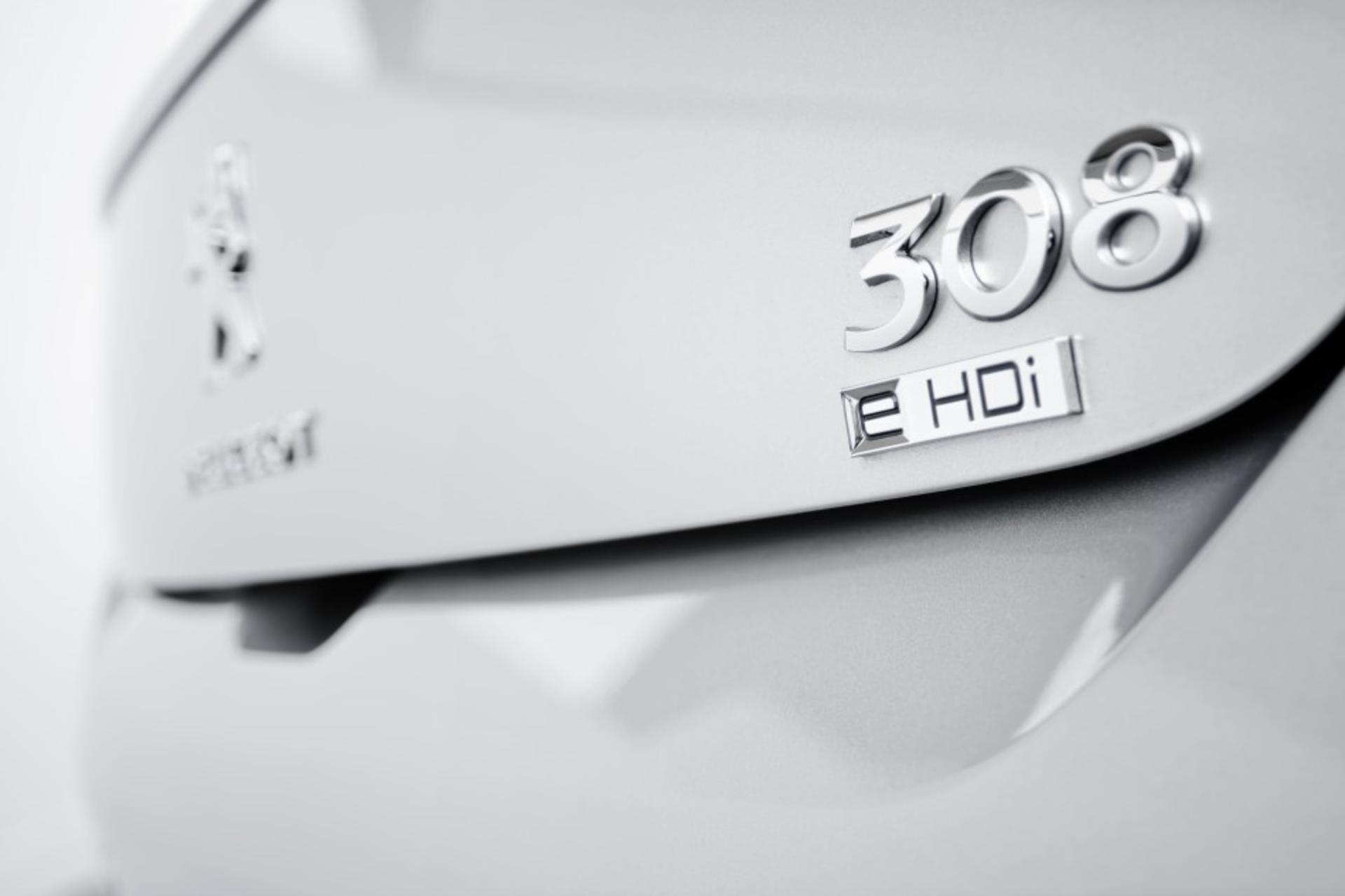 2011_Peugeot_308_5-door