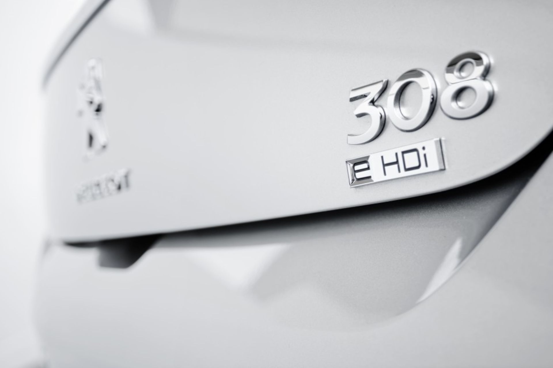 2011_Peugeot_308_5-door