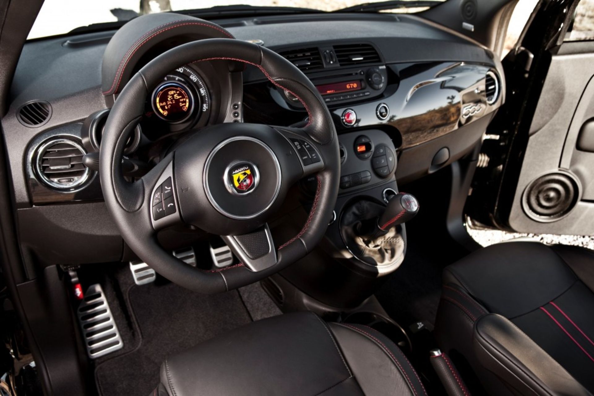 2012-fiat-500-abarth_dashboard