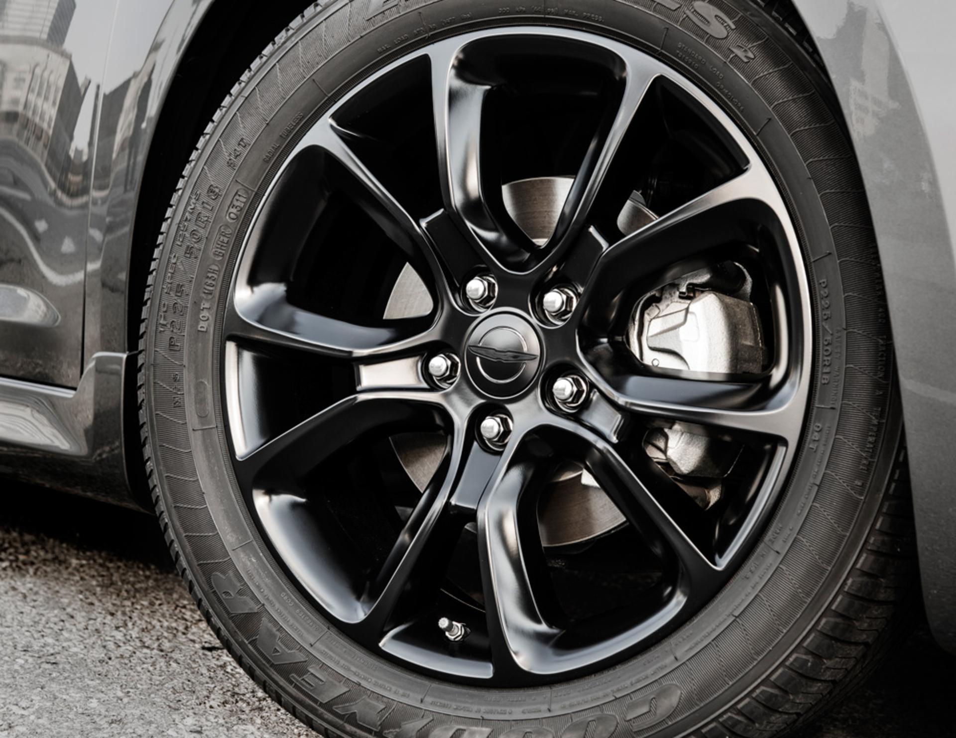 2013-Chrysler-200-S-Special-Edition-wheels