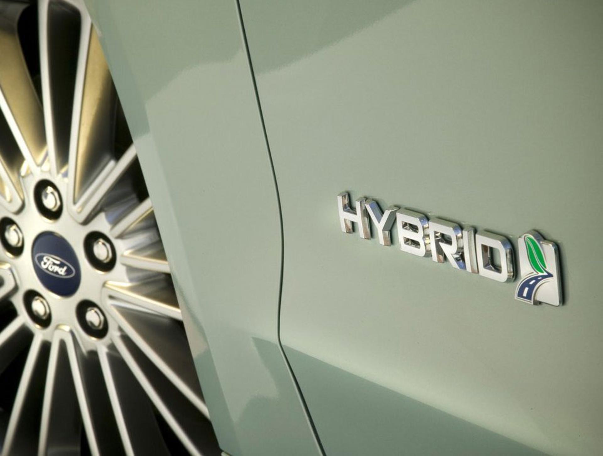 2013-Ford-Fusion-Hybrid-emblem