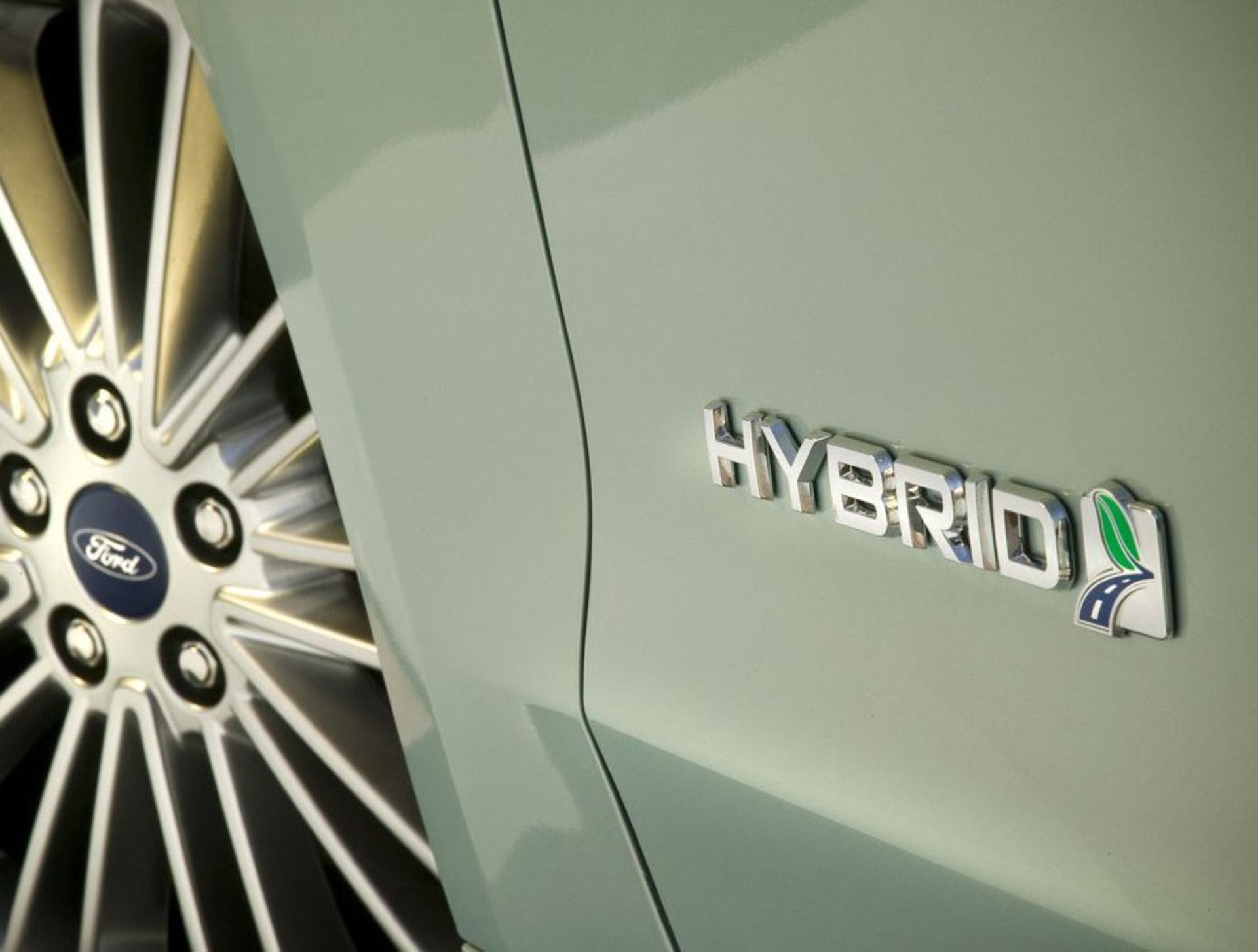 2013-Ford-Fusion-Hybrid-emblem