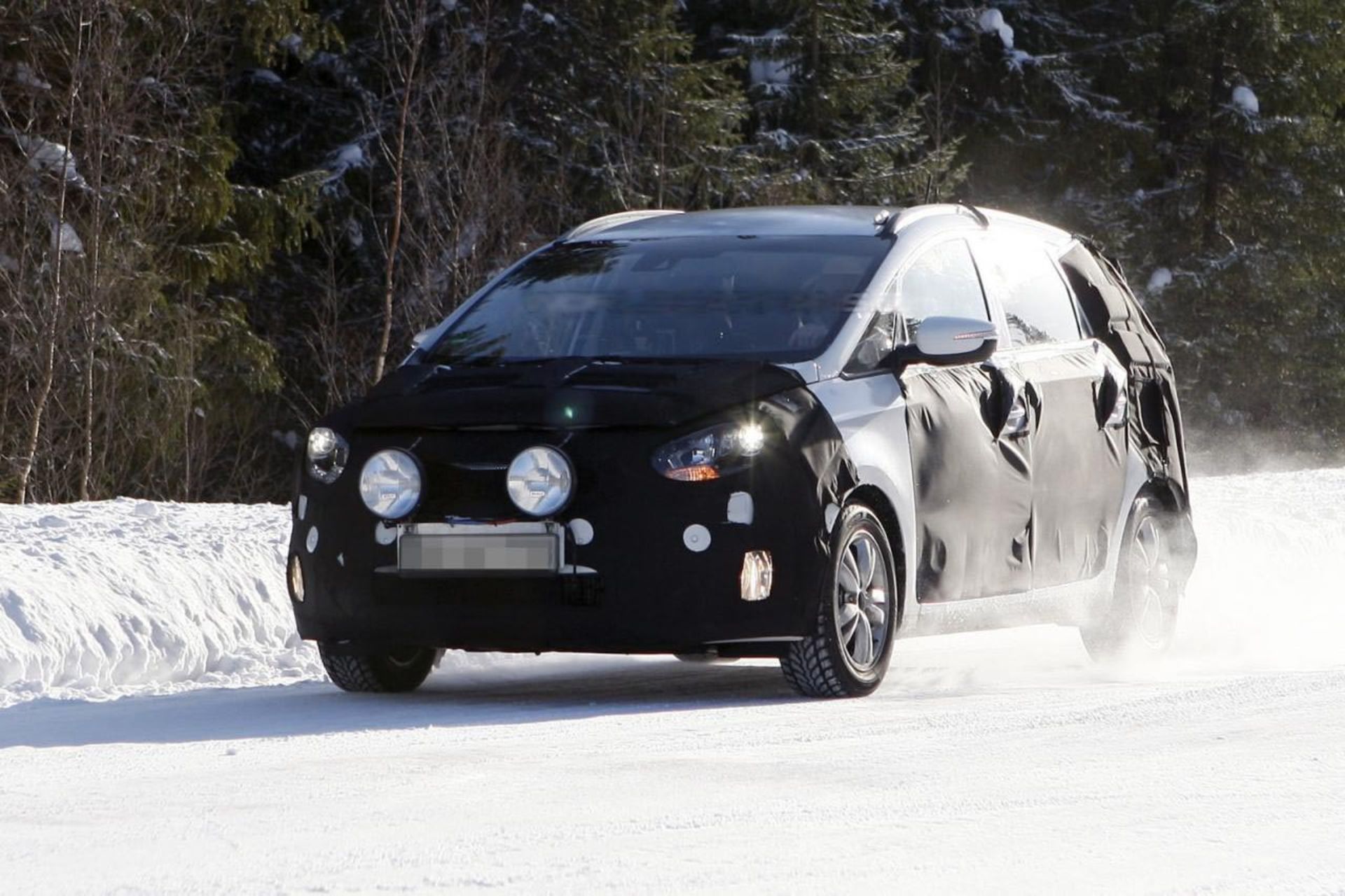 Kia Rondo prototype 2013