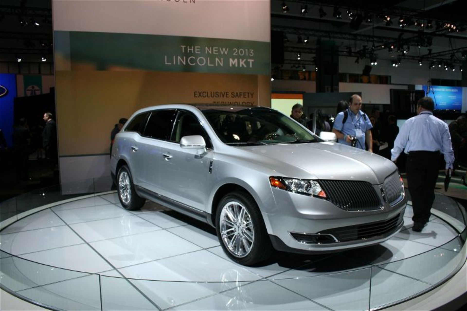 2013-Lincoln-MKS-and-MKT