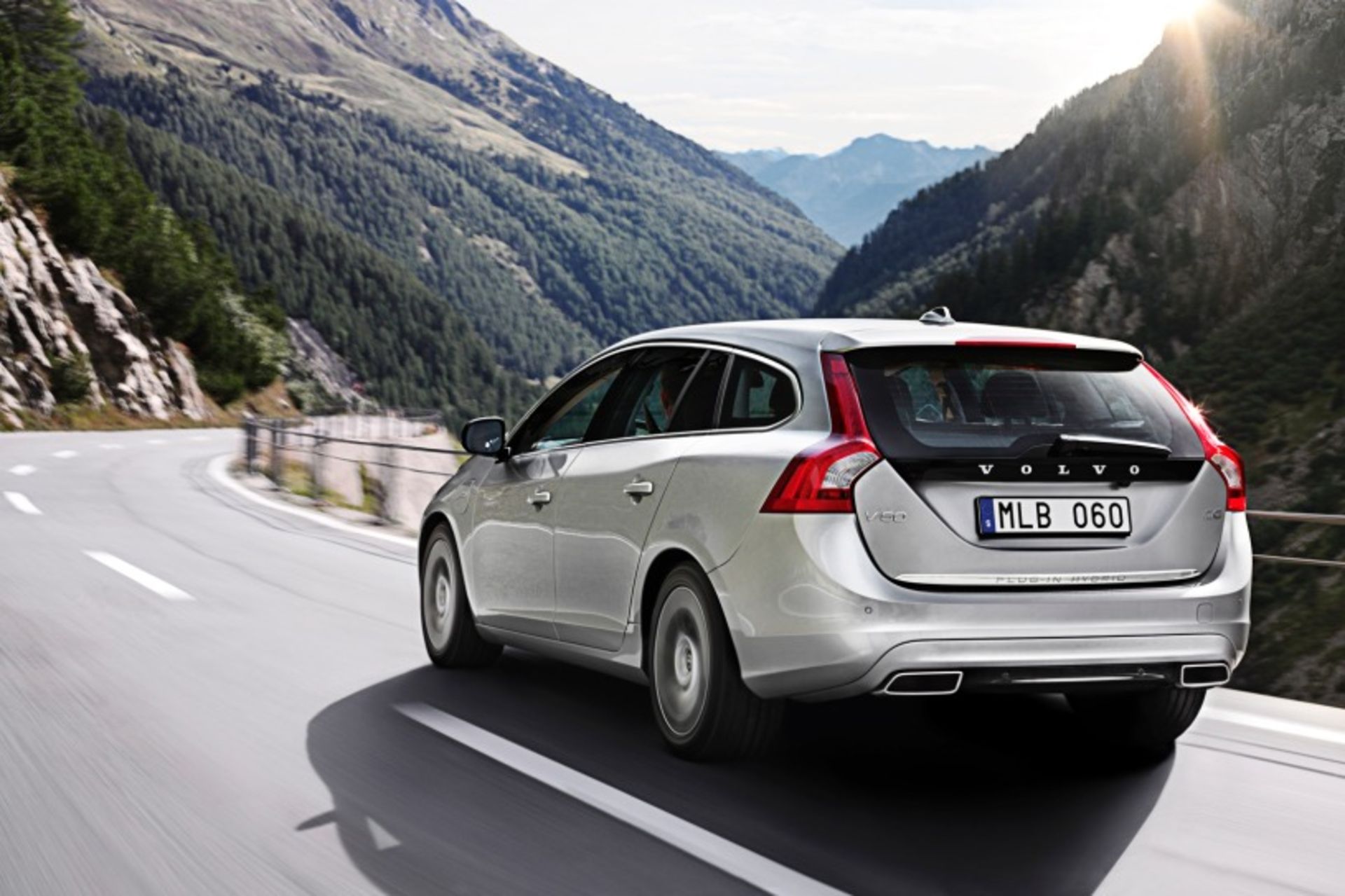 2013_volvo_v60-hybrid_rear