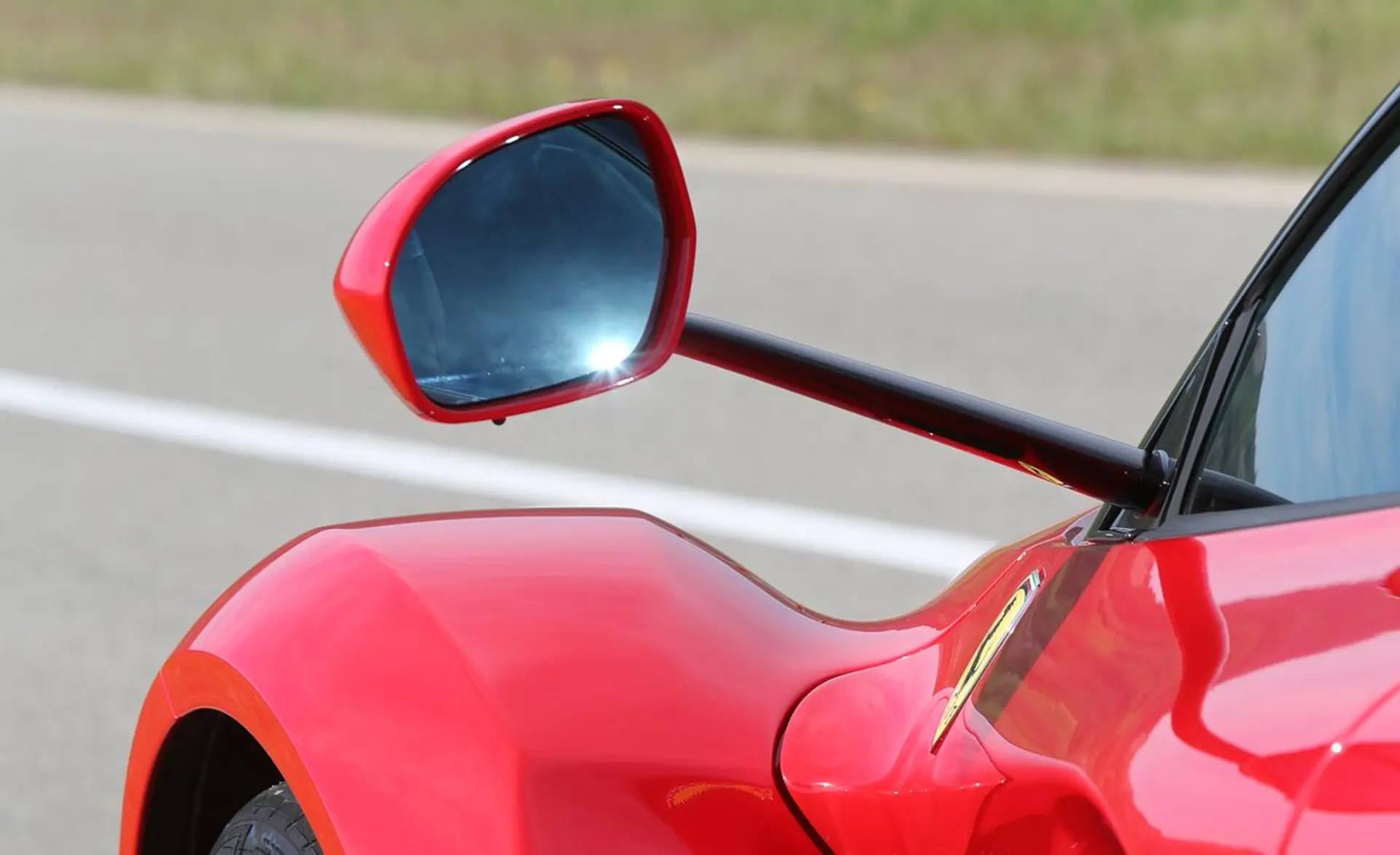 2014-ferrari-laferrari-side-view-mirror