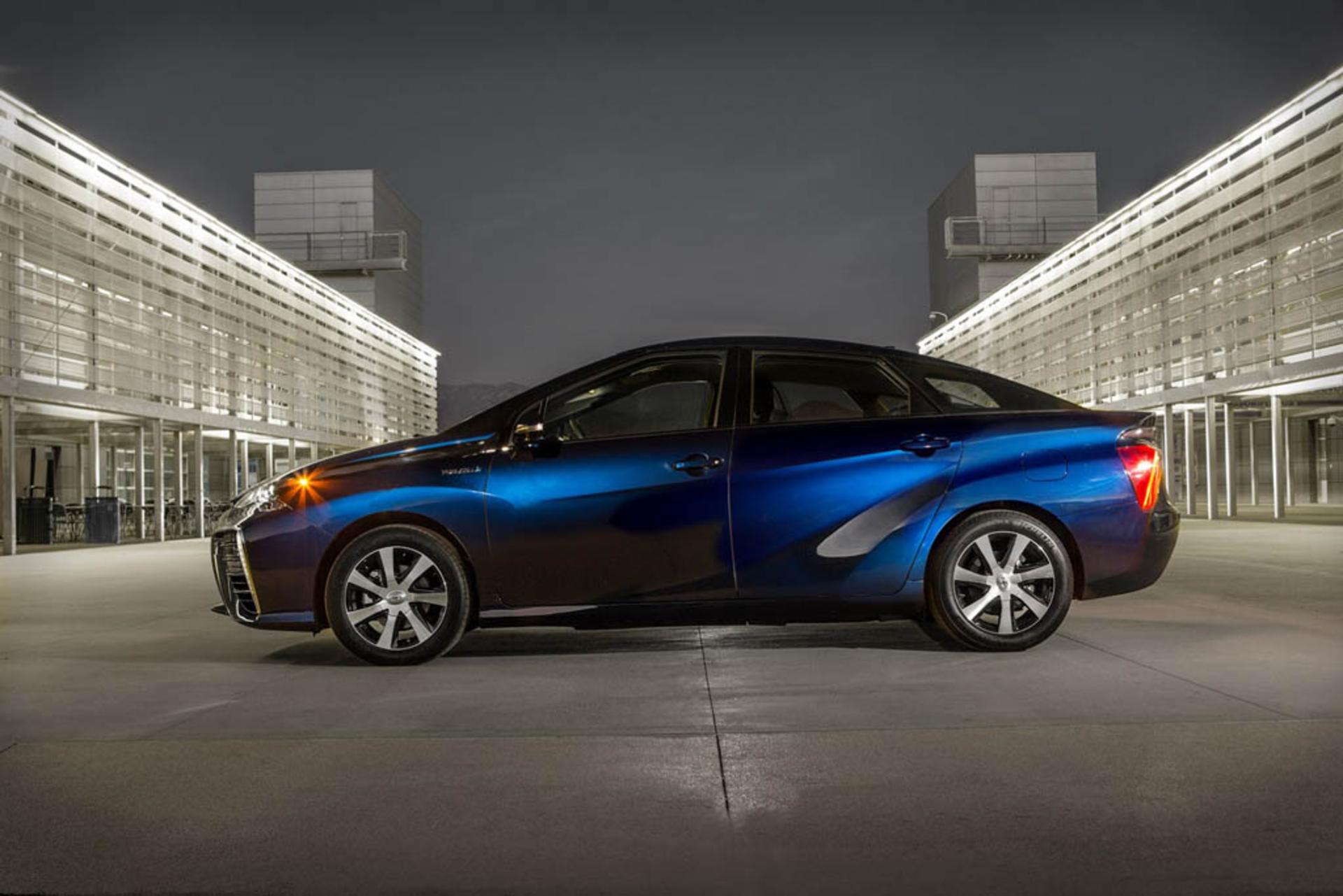 2016-Toyota-Mirai-3