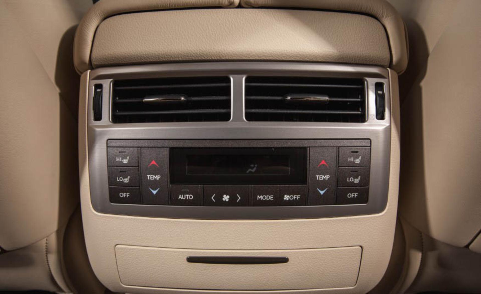 2015-Lexus-LX570-173
