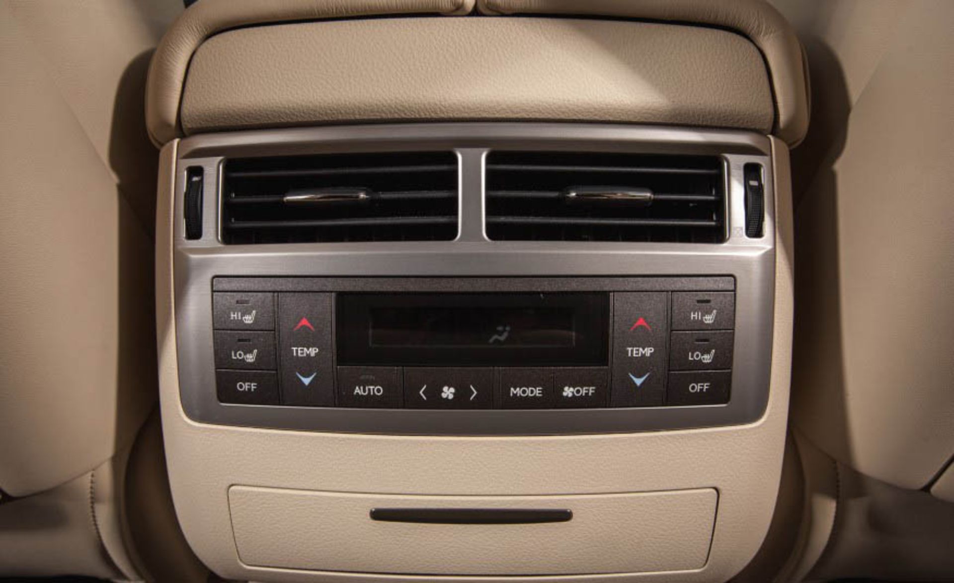 2015-Lexus-LX570-173