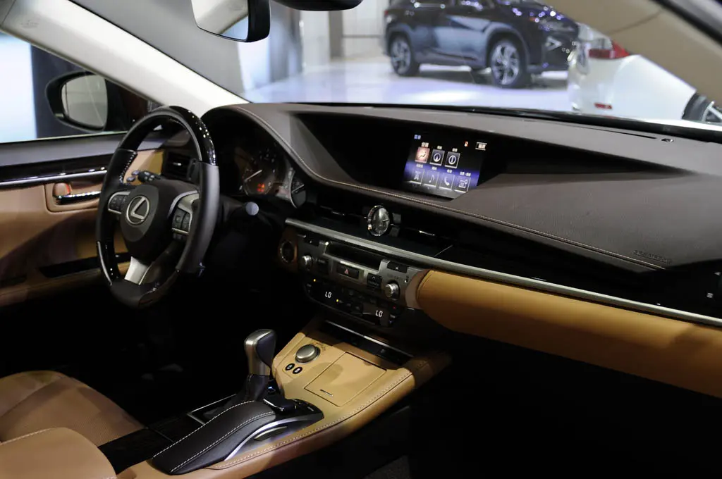 Lexus ES 200 2015 03