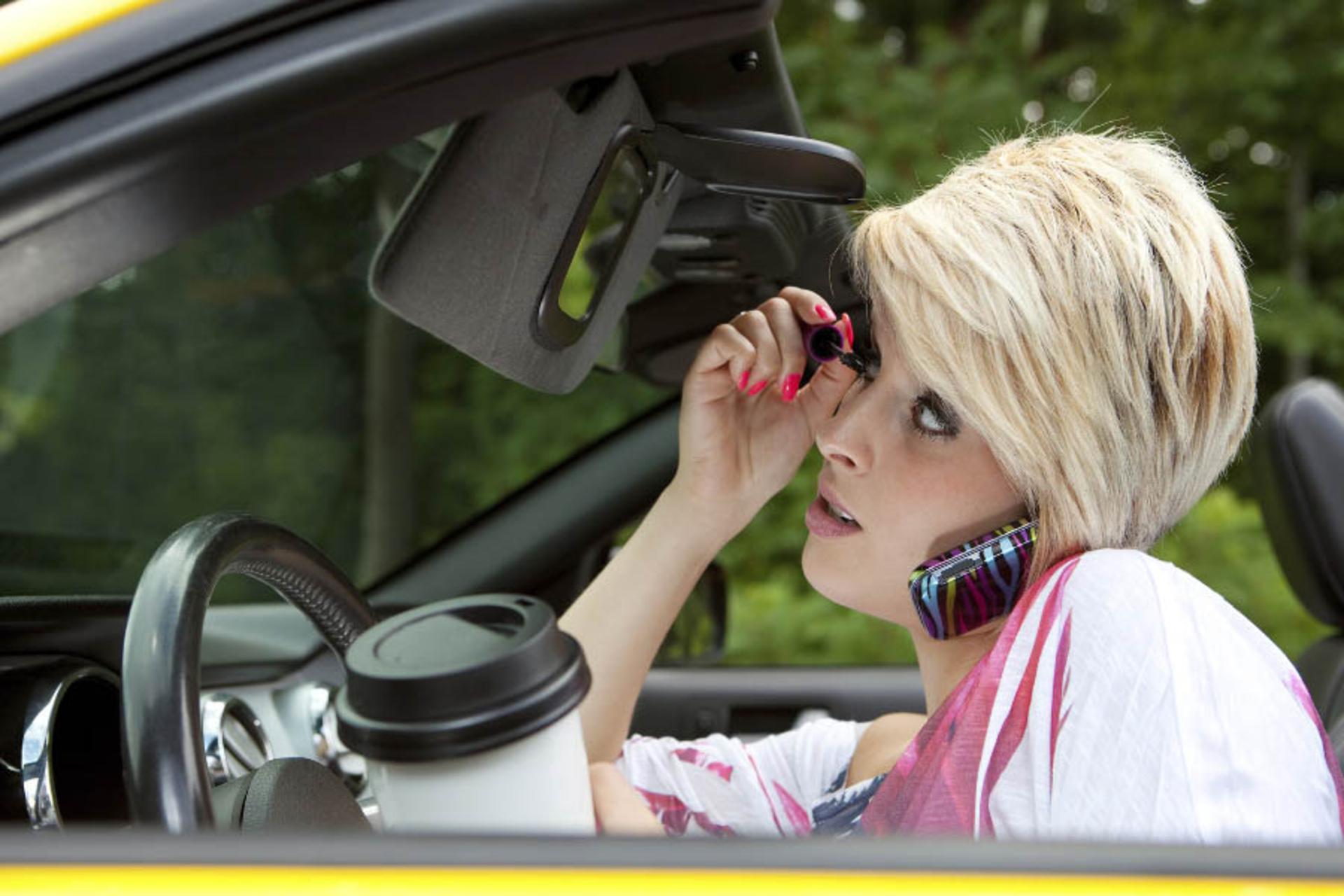distracted-driving-_imageegami_-_Fotolia