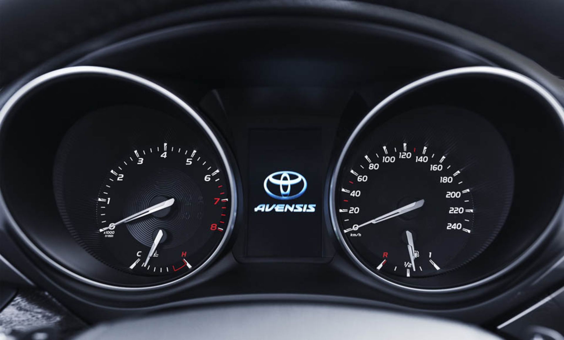 2015-Toyota-Avensis-32