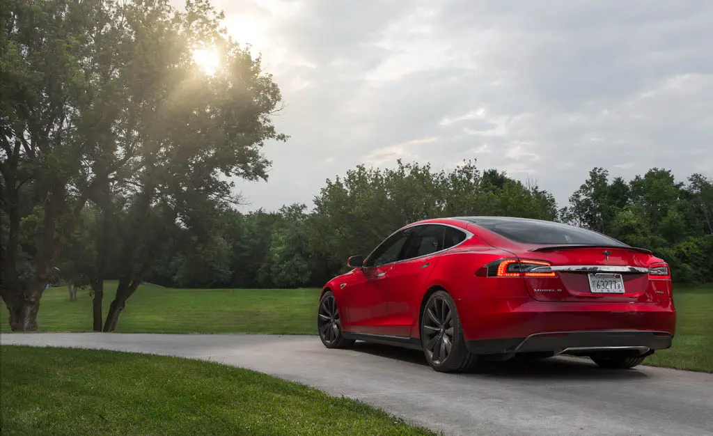 2015-Tesla-Model-S-P85D
