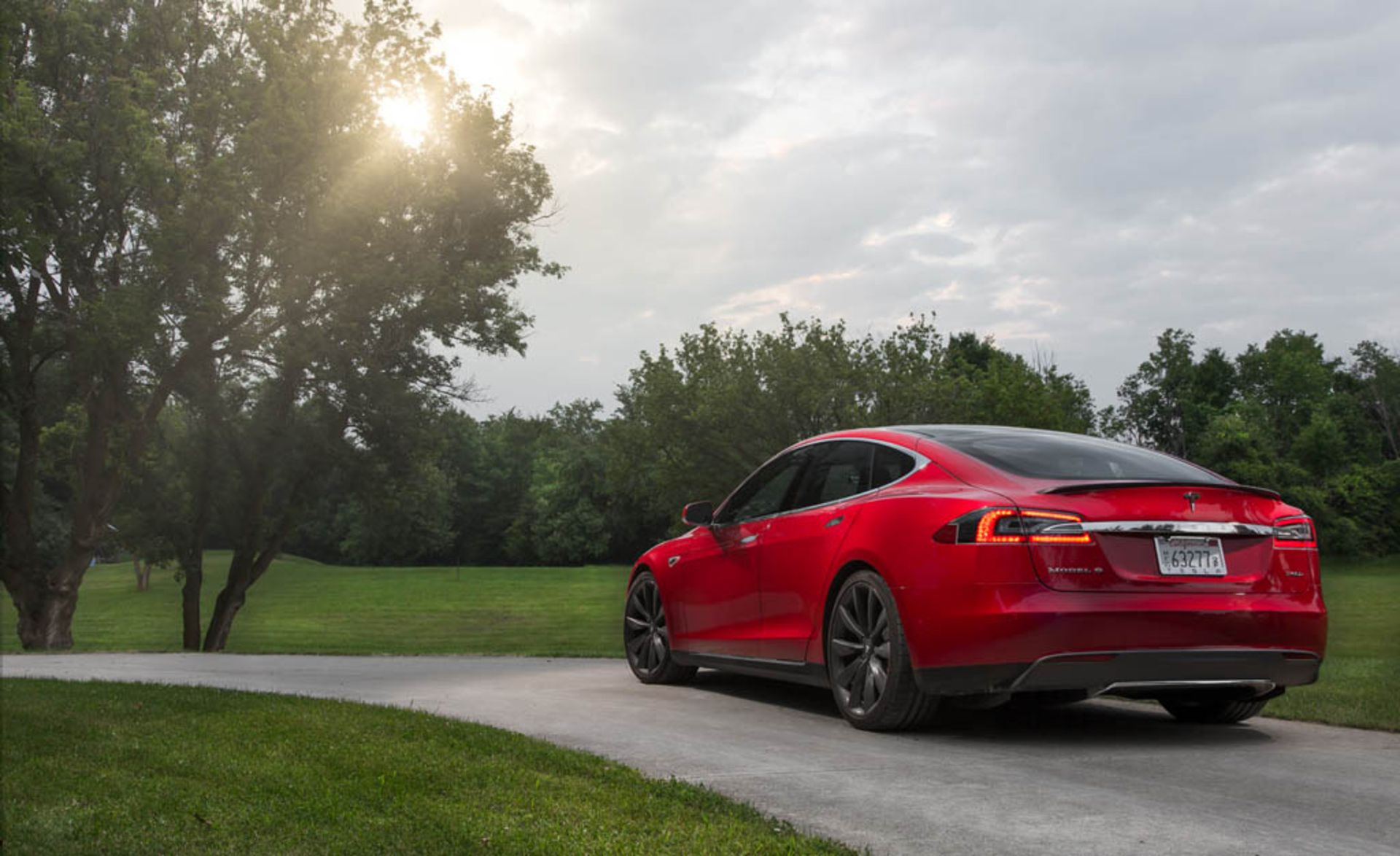 2015-Tesla-Model-S-P85D