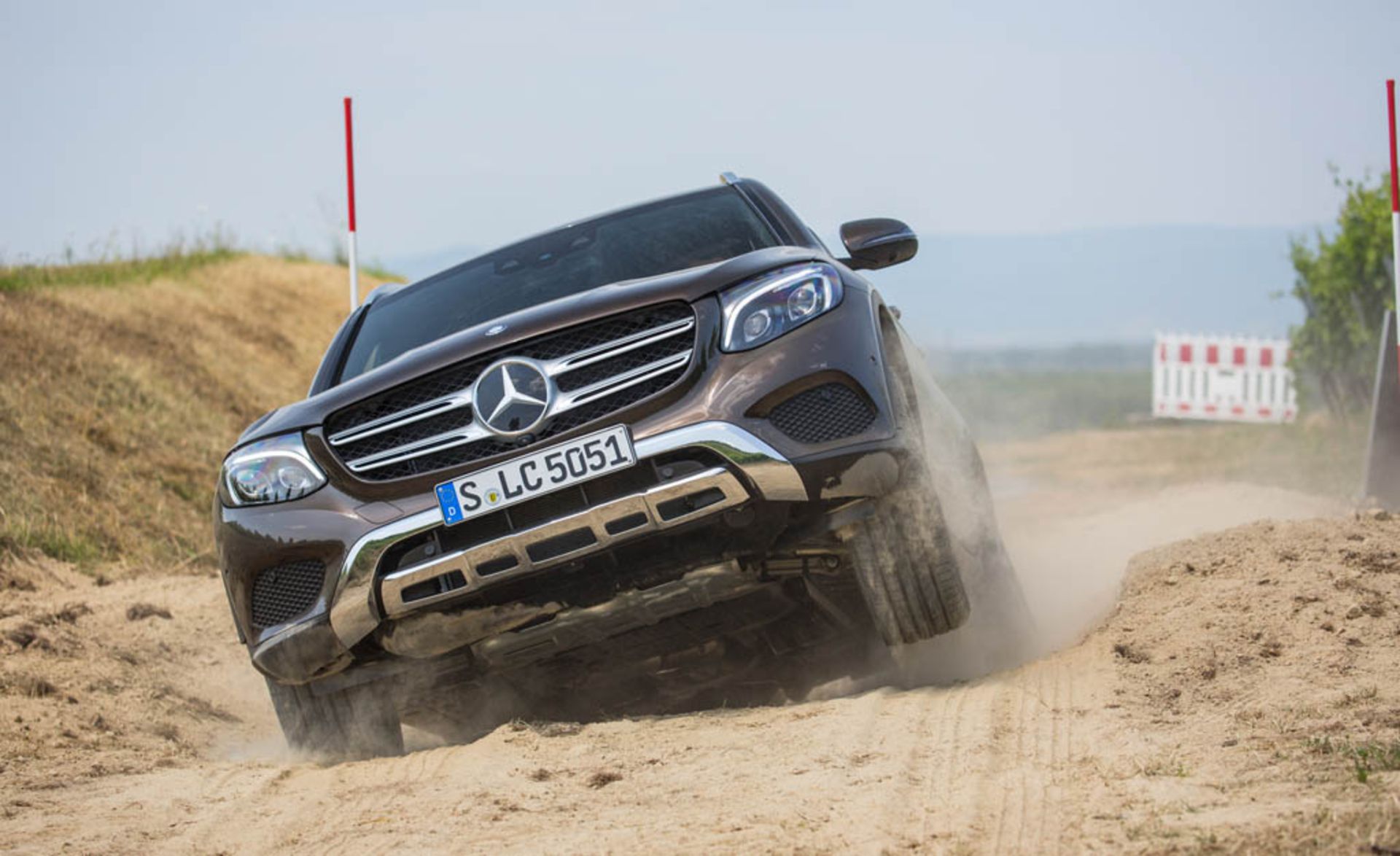 GLC_250_4MATIC_Citrinbraun_offroad