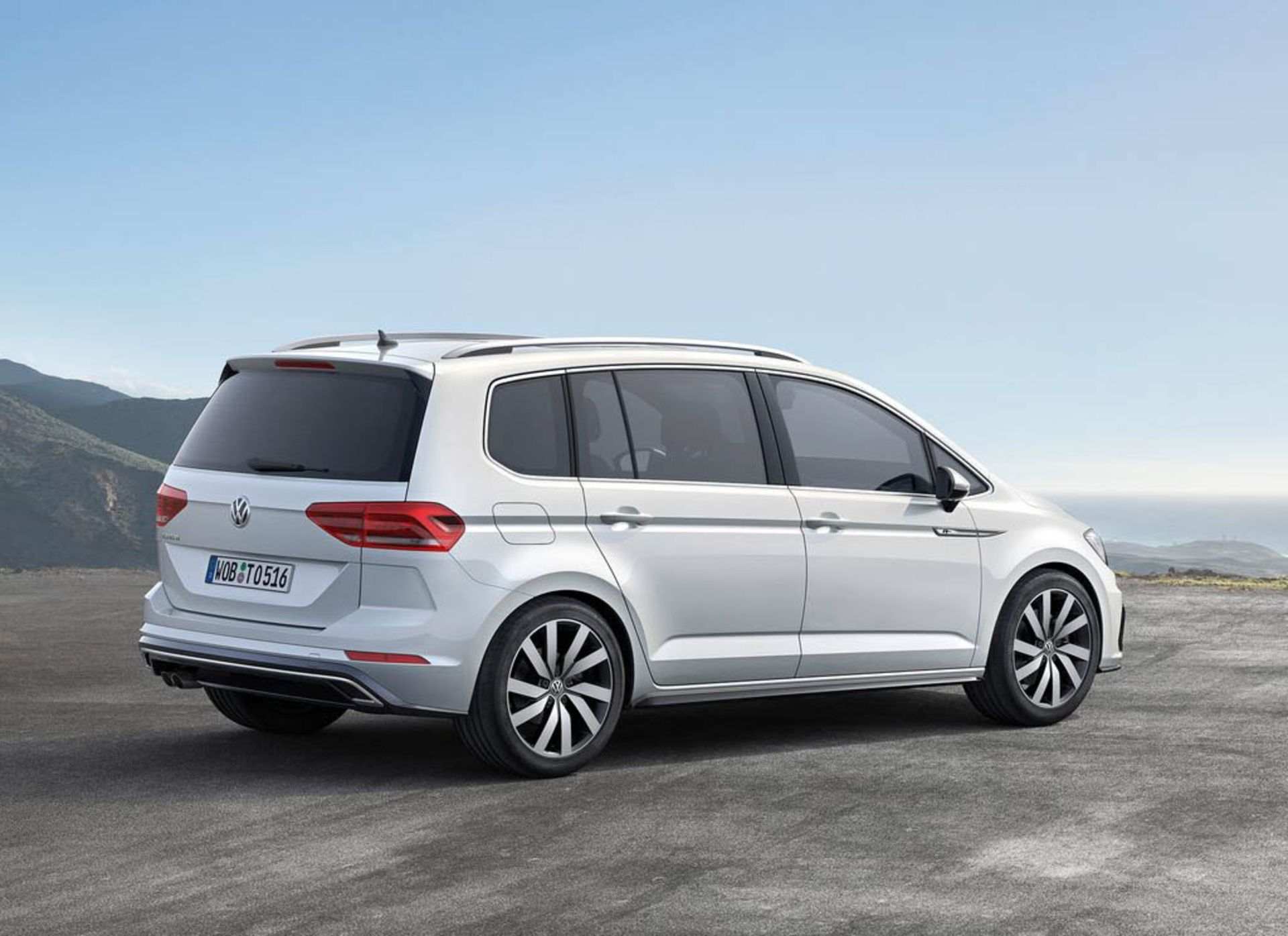 Volkswagen-Touran_2016_09