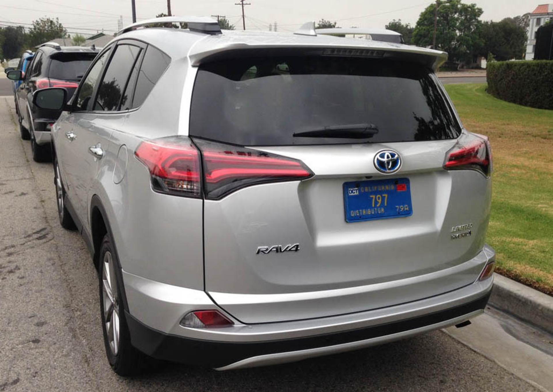 2016-Toyota-RAV4-10