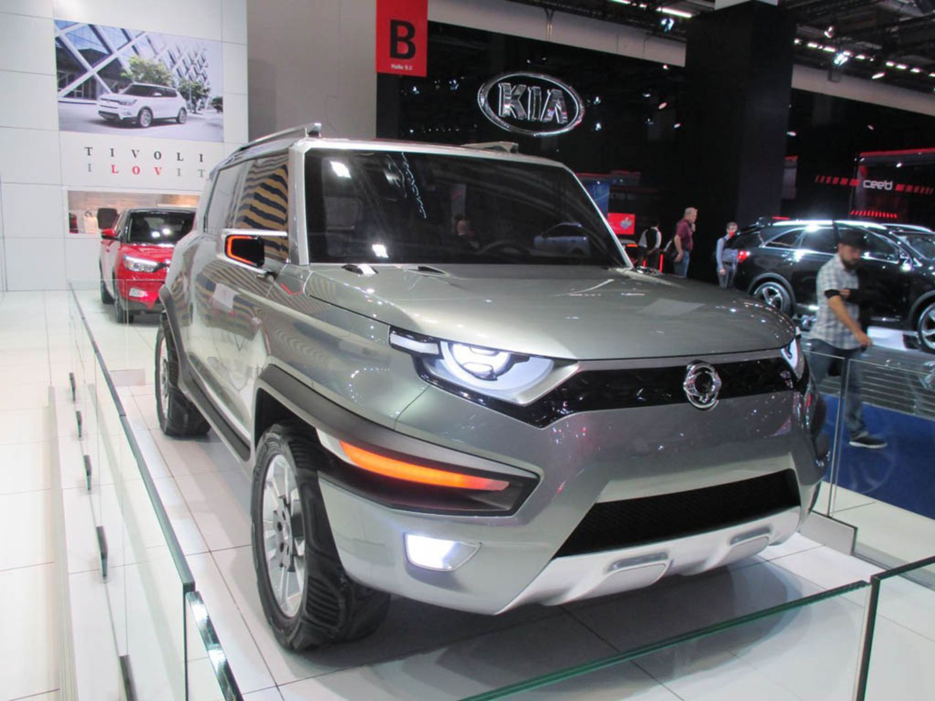 smartphone-ssangyong-xav-concept-francfort-2015