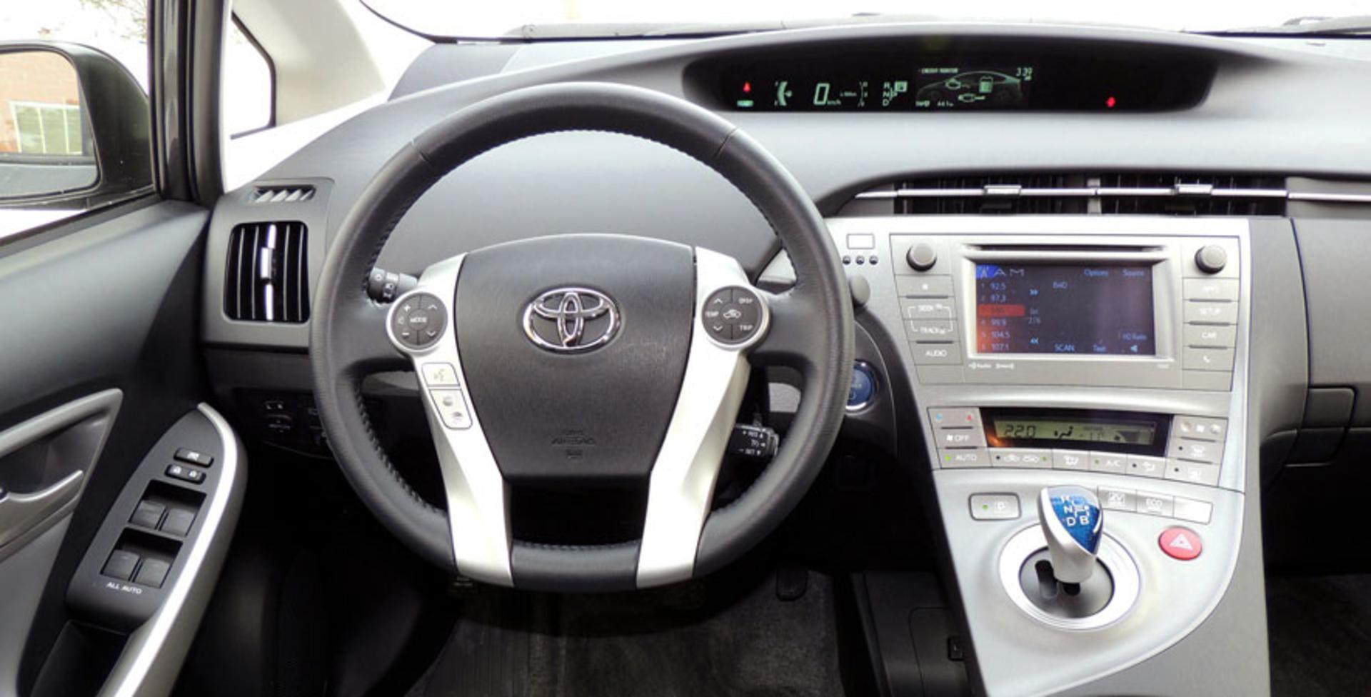 2015-Toyota-Prius-liftback-interior
