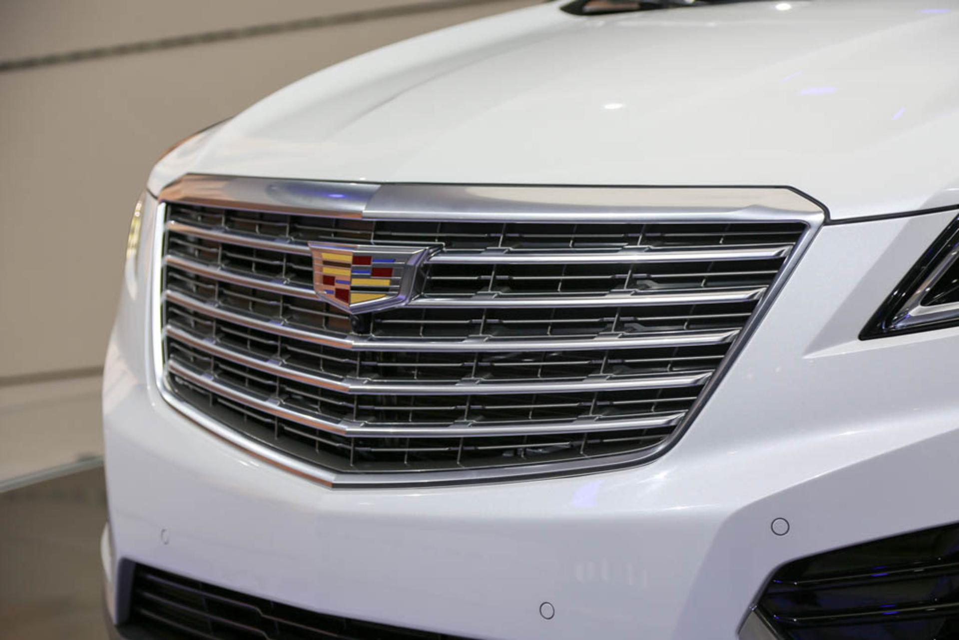 2017-Cadillac-XT5-grille