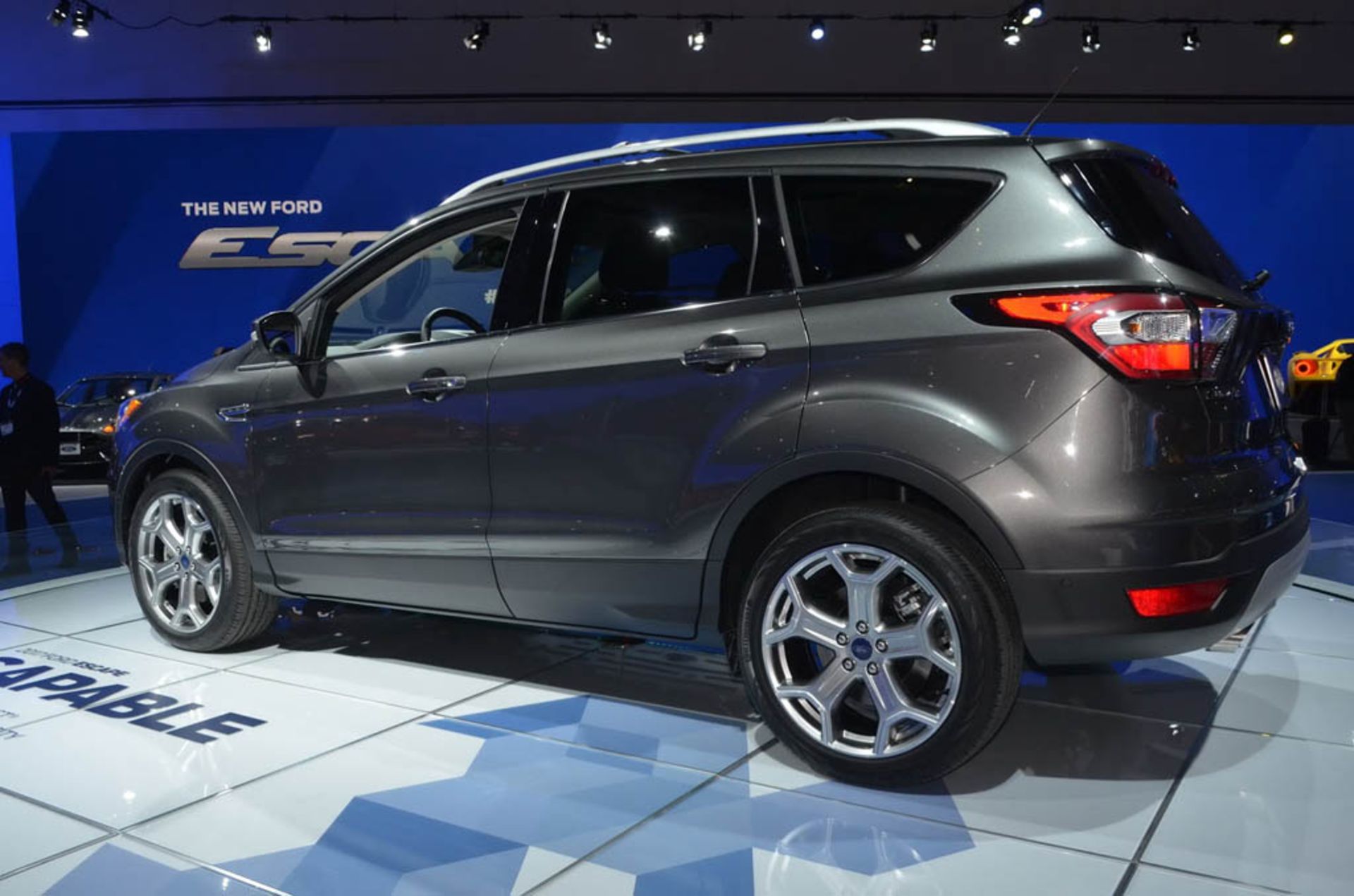 ford-ESCAPE TITANIUM 03