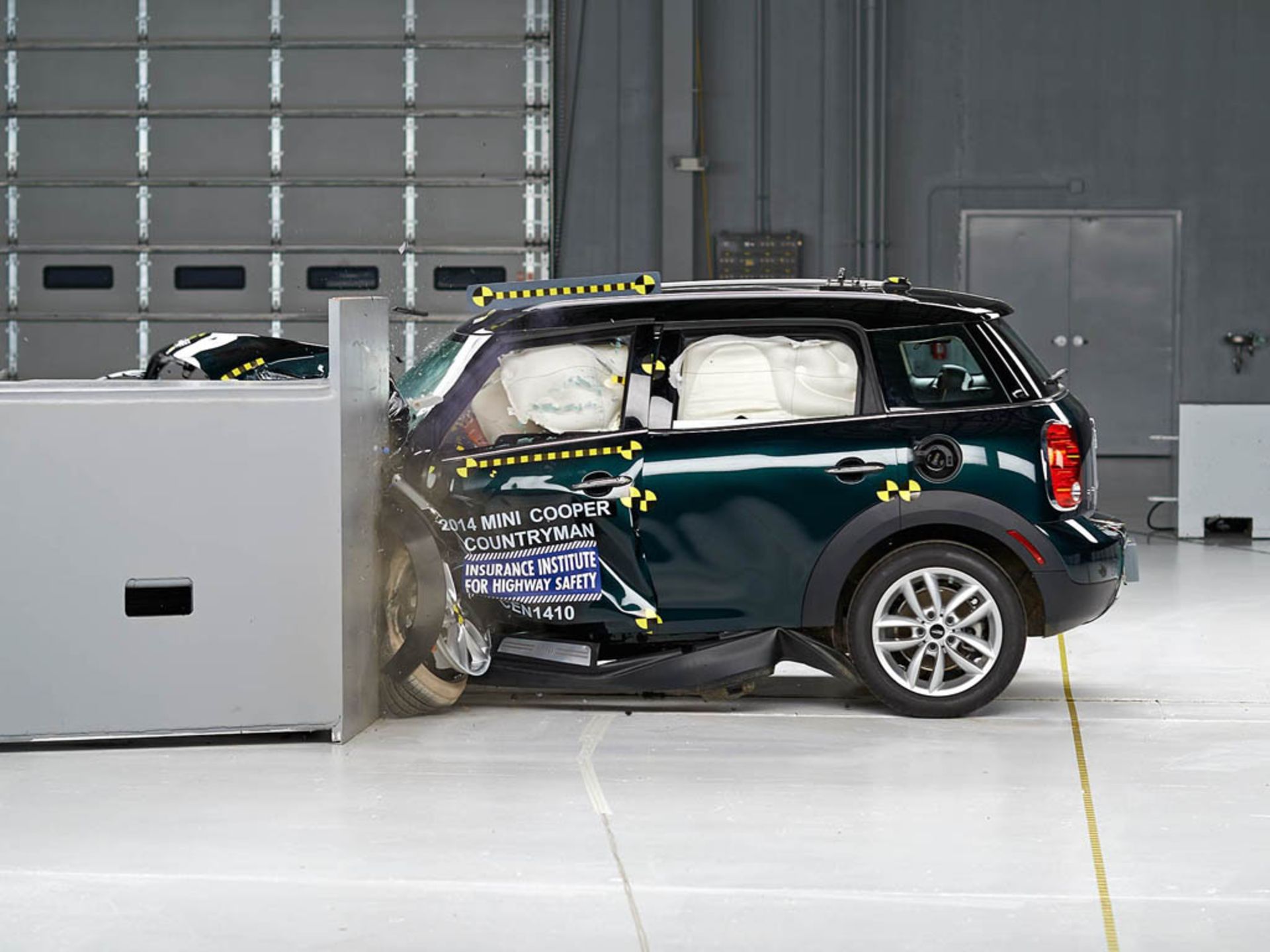 Mini Cooper 2014  crash test NHTSA 01