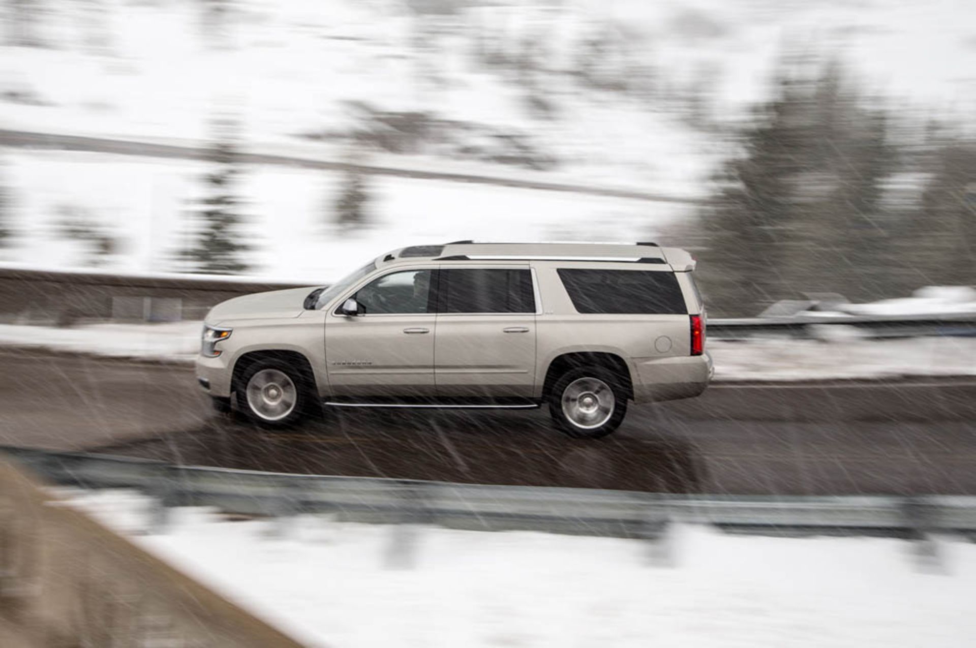 2015-Chevrolet-Suburban-side-in-motion