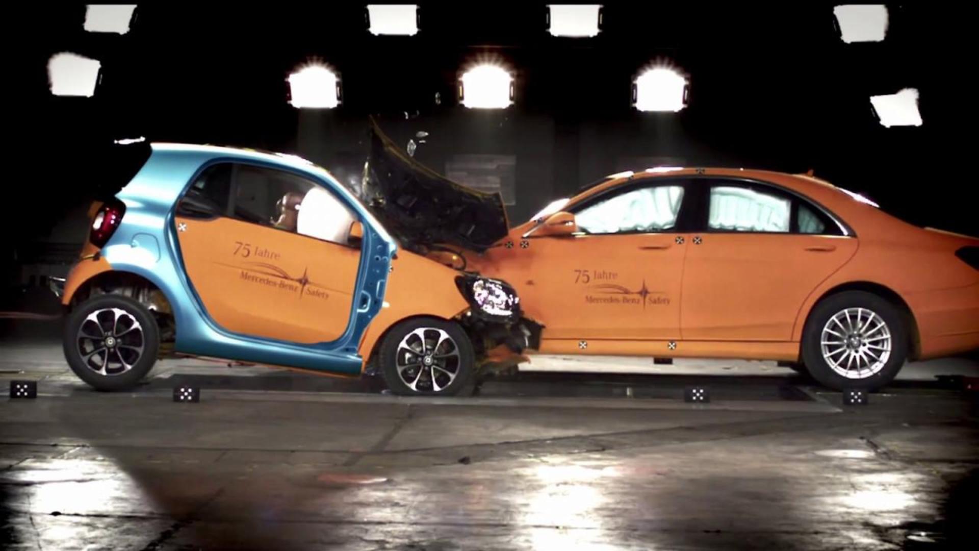 2015 Smart ForTwo and Mercedes-Benz S-Class crash test 06