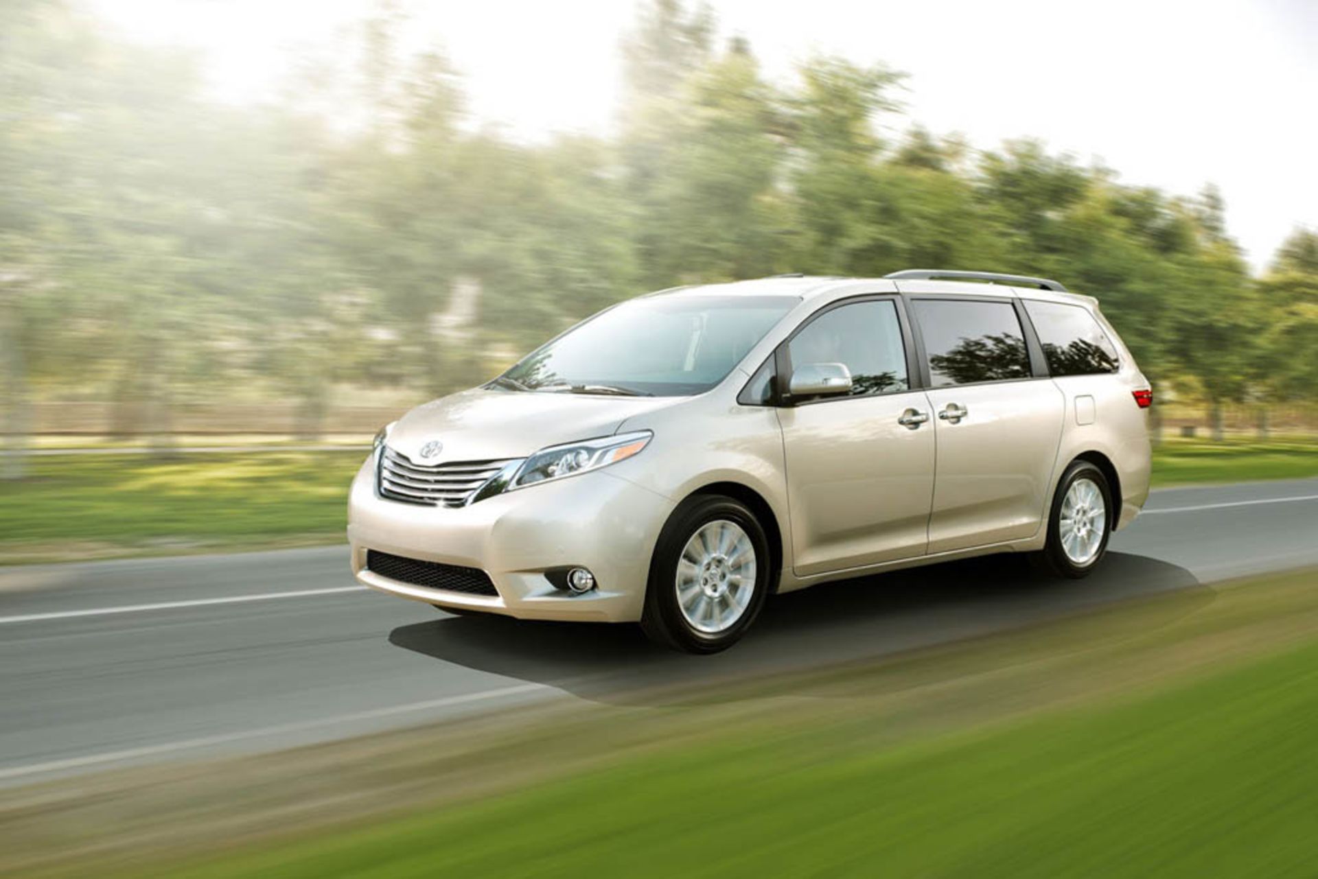 2015-Toyota-Sienna-07