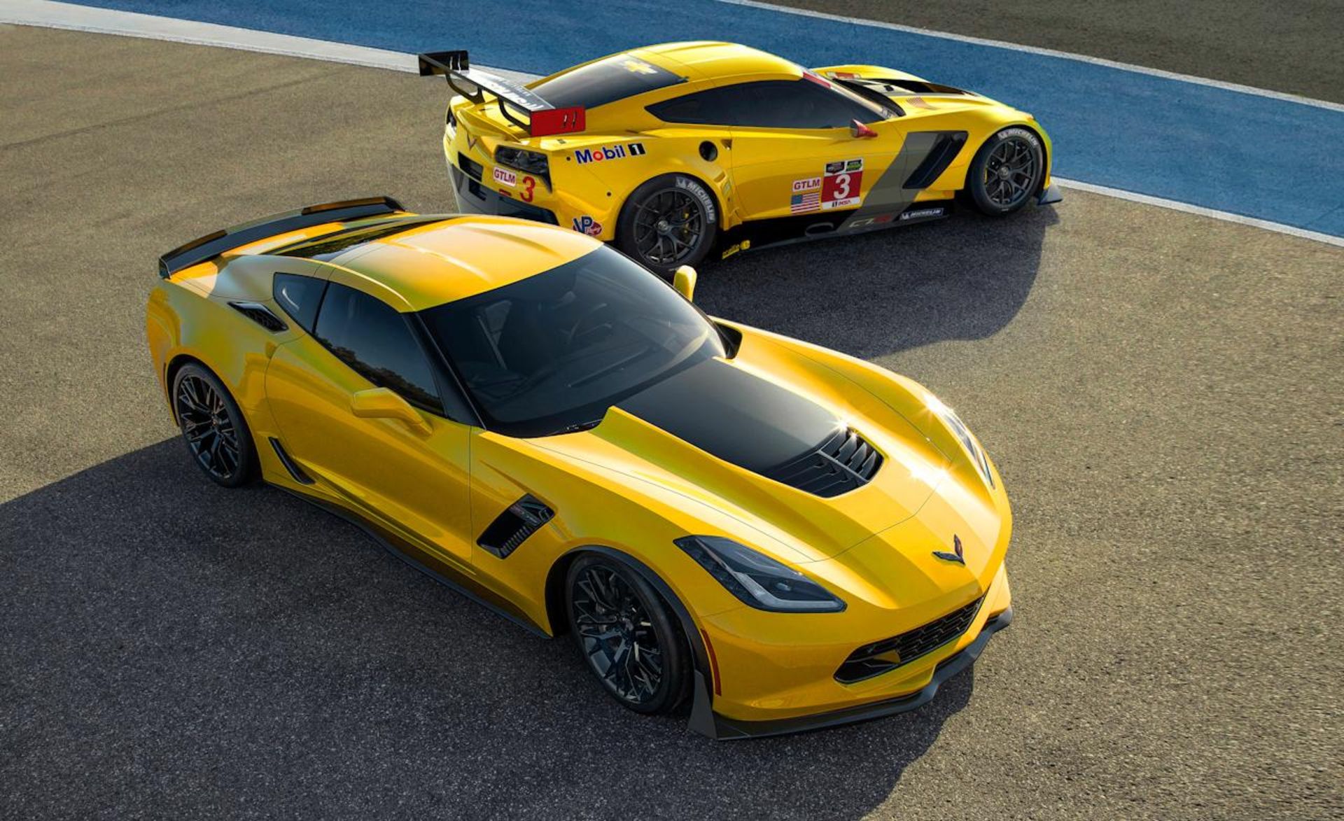 2015-chevrolet-corvette-z06-and-c7r-racer
